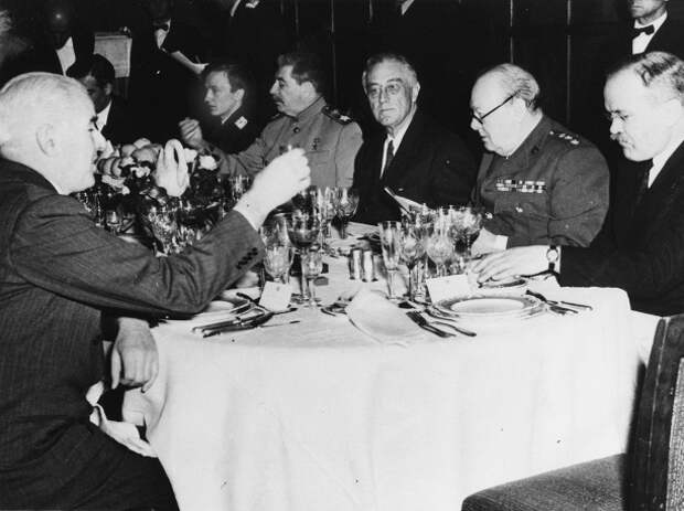 Иосиф Сталин, Франклин Рузвельт и Уинстон Черчилль на заключительном ужине ялтинской конференции