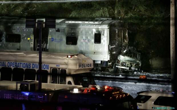 Во вторник вечером переполненный пригородный поезд врезался в машину в Уайт-Плейнс (штат Нью-Йорк), что повлекло за собой взрыв и сильный пожар.
