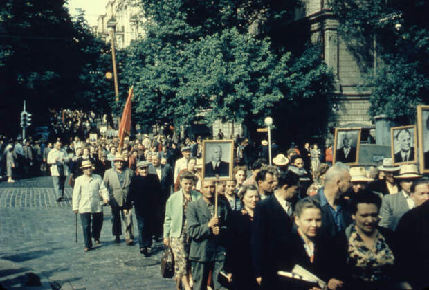 Начало официальной первомайской демонстрации. СССР, 1957 год.