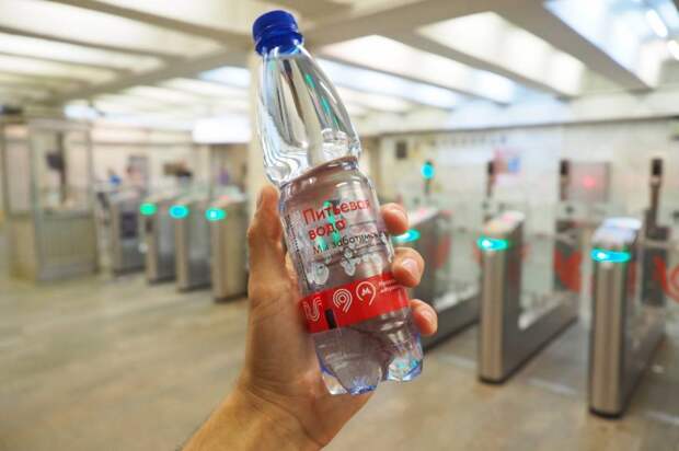 На «Беговой» пассажирам метро раздают воду