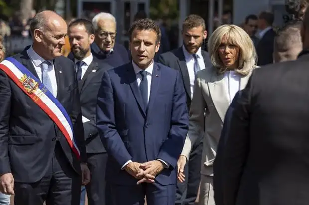 Французские экзитполы отдают победу Макрону во втором туре