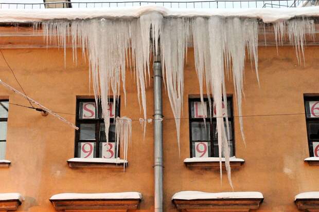 В российском городе ледяной глыбой снесло балкон дома