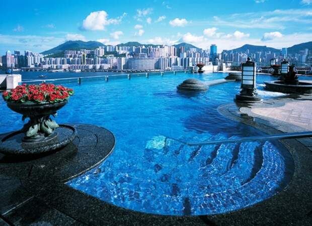 Этот роскошный бассейн с лазурной водой оборудован на двадцать третьем этаже.