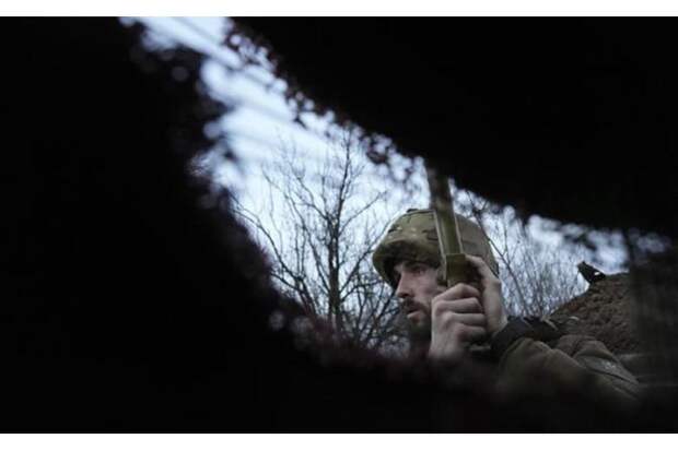 «Убегают, сдаются, бросают оружие, бухают»: Ущербное воинство ВСУ тает на глазах