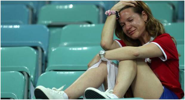 футбол плачущая девушка