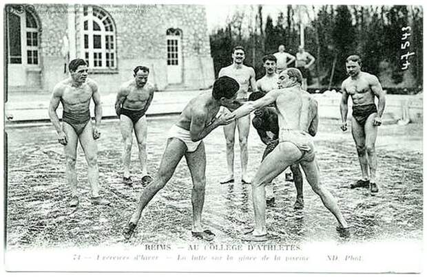 Французские борцы сражаются на замороженном плавательном бассейне в Школе атлетов в Реймсе, около 1910 года 20 век, история, фотографии