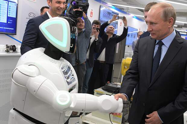 Путин во время посещения экспозиции предприятий малого и среднего бизнеса из сферы цифровой экономики в Перми, 8 сентября 2017 года.png