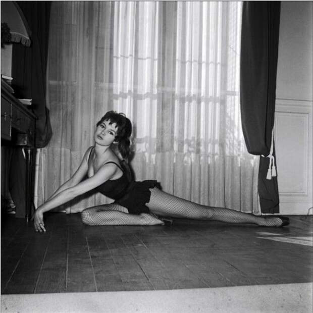 LСамая красивая актриса 20 века эксклюзивные фотографии юной Брижит Бардо