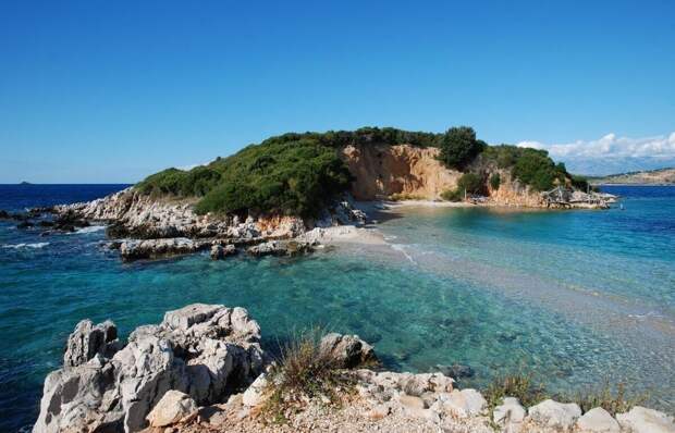 На таких островках базировались свирепые иллирийские пираты. Современное фото побережья Албании.