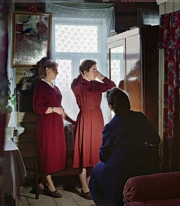 Девушки собираются в клуб, Борис Кузьмин, 1959 год