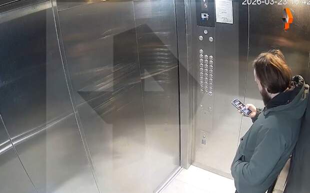 Момент падения лифта с пассажиром внутри в Казани сняла камера