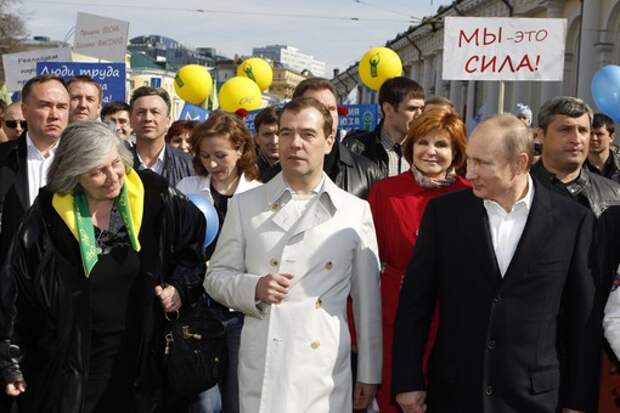 Медведев и Путин на первомайской демонстрации 2012 года