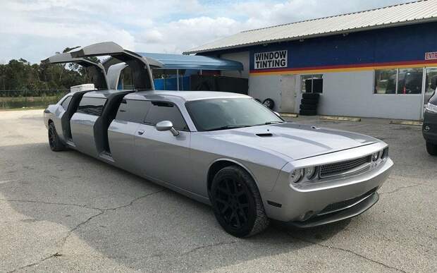 Лимузин Dodge Challenger с дверьми типа крыло чайки