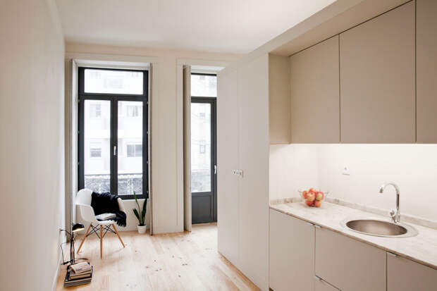 Интерьер маленькой квартиры-студии в светлых оттенках - интерьер кухни