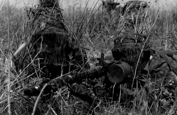 Замаскированный расчет пулемета MG-34 3-й танковой дивизии СС «Мертвая голова» в районе Курска. история, факты, фото