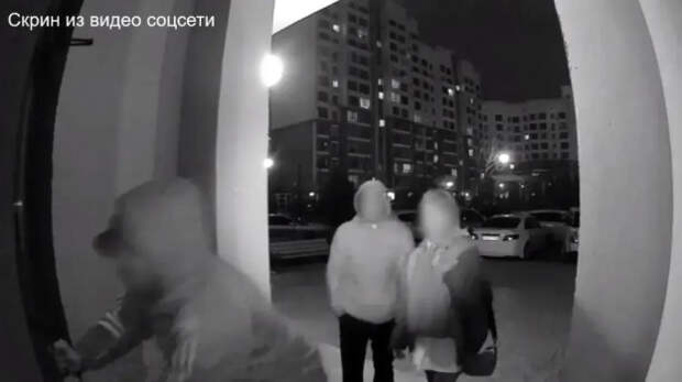 Полиция проводит проверку по факту повреждения двери подъезда МКД в Симферополе