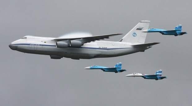 Ан-124 ВВС России в сопровождении истребителей. Изображение Military watch.