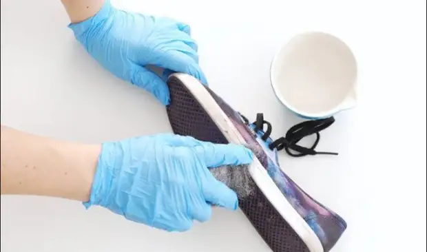 Металлическая мочалка не хуже зубной пасты и меламиновой губки отбелит подошву / Фото: img12.postila.ru