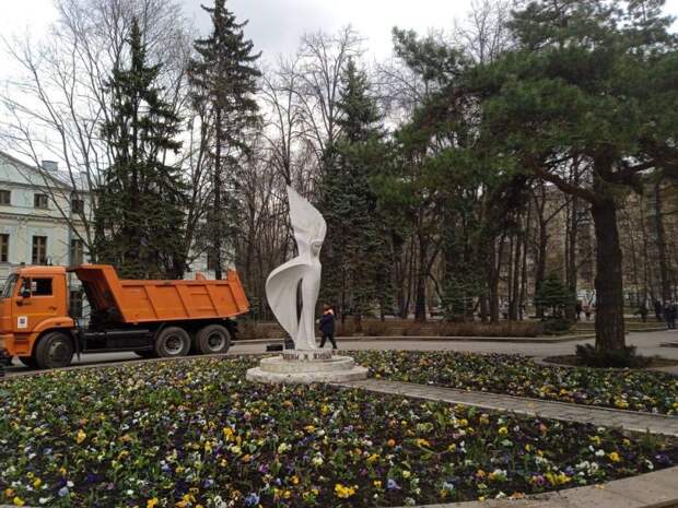 Памятник «Павшим и живым» в парке Воровского привели в порядок