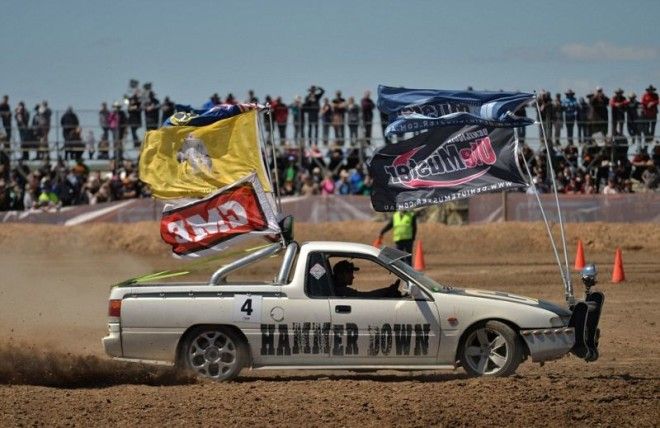 Веселый австралийский фестиваль с пивом, музыкой и голыми задницами Веселый австралийский фестиваль с пивом, музыкой и голыми задницами