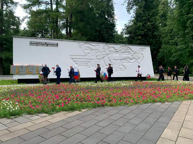 В рамках акции «Свеча памяти» руководство и личный состав УВД Севера Москвы возложили цветы