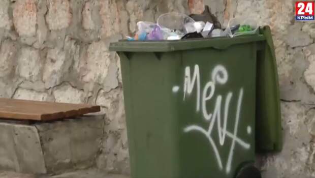 «Что это такое? Огромные кучи мусора!»: Туристы жалуются на грязные улицы Ялты