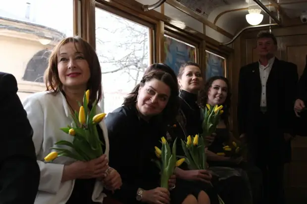 «Музыкальный весенний трамвай» от телеканала «Санкт-Петербург» промчал по центру города