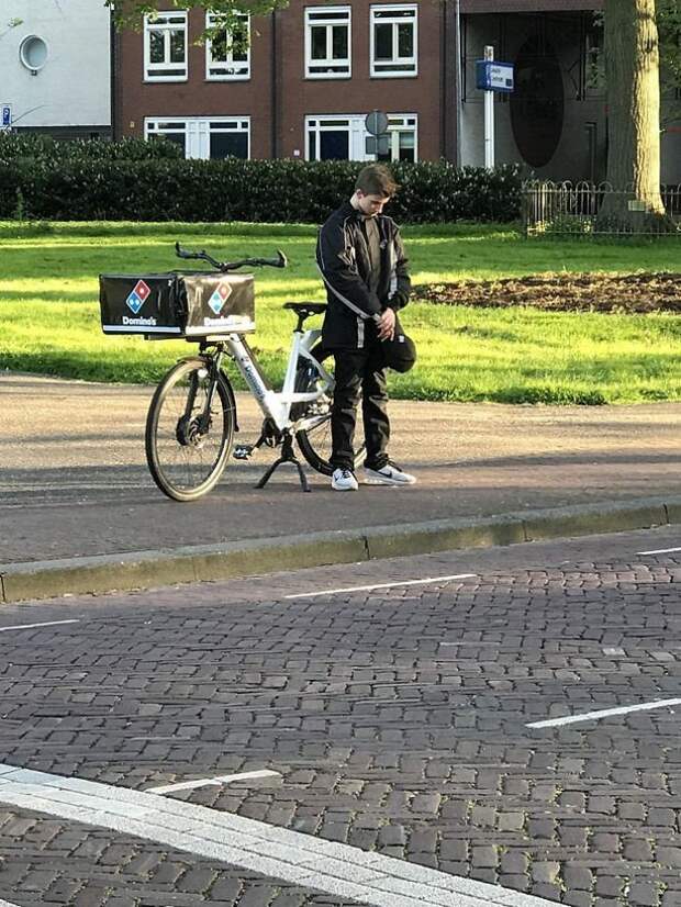 Pizza Delivery Guy Stopping For 2 Minutes Of Silence