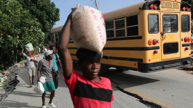 На Гаити приземлился первый самолёт с гумпомощью из России