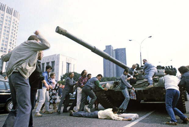 Защитники Белого дома пытаются остановить танк, 19 августа 1991 года