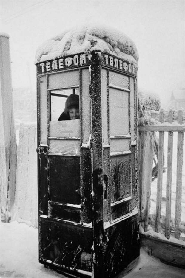 Телефон-автомат общего пользования. СССР, Сибирь, 1960-е годы.