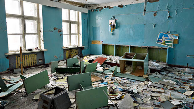 ИХ ЗАДАЧА – ВСЁ БЫСТРЕНЬКО ЗАКРАСИТЬ: В ШКОЛЕ-РУИНЕ ВЫСАДИЛСЯ ИНОСТРАННЫЙ ДЕСАНТ