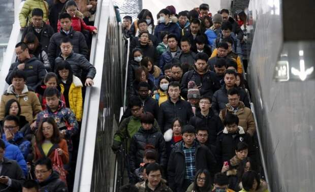 4. Час пик на одной из станций метро (или, проще сказать, на любой) в Пекине. китай, личное пространство, перенаселенность, повседневность, толпа, факты, фото