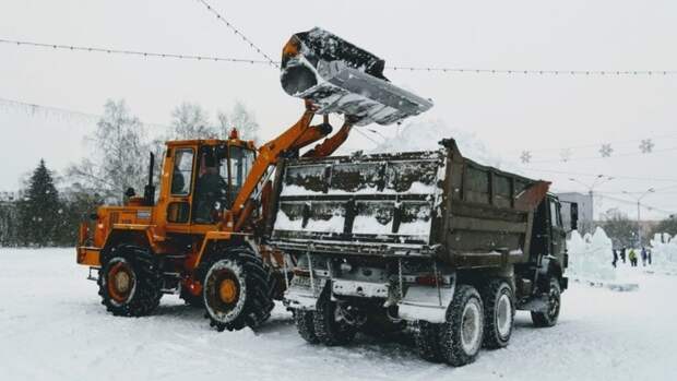Власти Барнаула рассказали, на каких улицах убирают снег