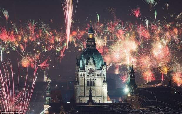 Ганновер, Германия. Фейерверк над зданием мэрии города мира, новогодний, новый год, новый год 2018, празднование, фейерверк, фейерверки