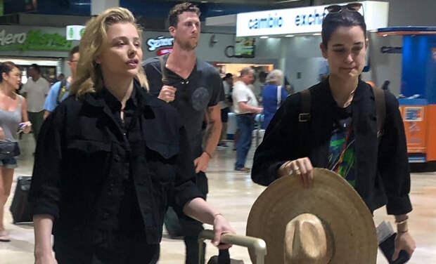 Хлоя Морец с возлюбленной Кейт Харрисон в аэропорту Лос-Анджелеса