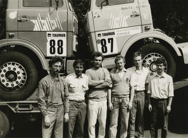 Конец 1980-x. Александр Синкевич (третий слева) и начальник отдела испытаний SkyWay Дмитрий Книга (первый справа)