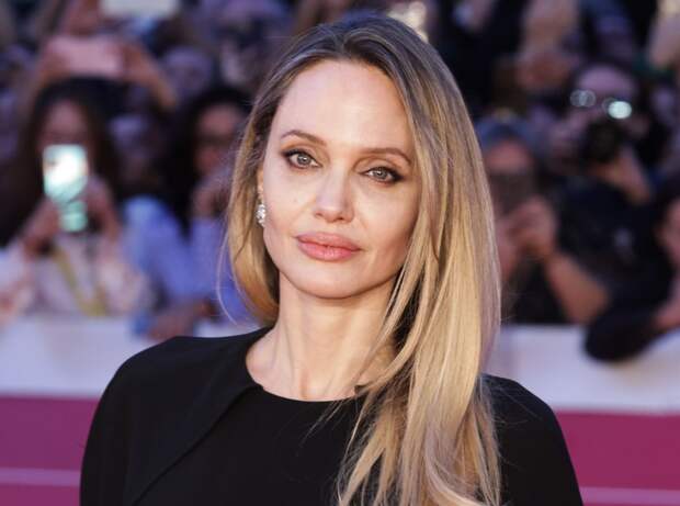 Украинские каналы сообщили о приезде Анджелины Джоли в Херсон