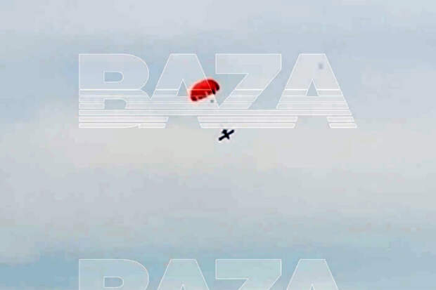 Жители Каспийска заметили над городом беспилотник, спускающийся на парашюте