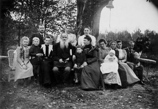 Лев Толстой в кругу семьи. / Фото: www.izbrannoe.com