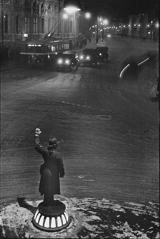 Регулировщик ночью на Арбатской площади, 1936 год Марков-Гринберг, Советская эпоха, ТАСС, фото, фотокорреспондент