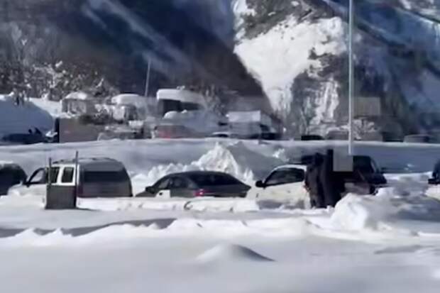 Shot: в пробке на границе России и Грузии находятся более 400 автомобилей