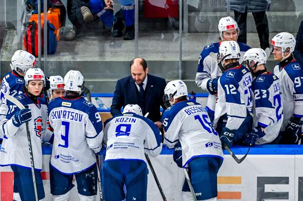Хоккеистам «Чайки» учинили разгром в Омске