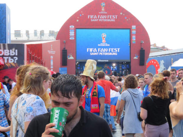 Fifa fans. FIFA Fan Fest 2018 кто выступает. Дом фан фест. FIFA Fan Festival 2022.