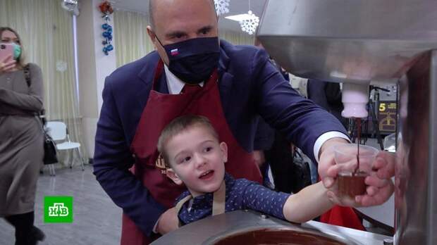 Мишустин отвел 5-летнего Мишу на кондитерскую фабрику и научил его делиться шоколадом