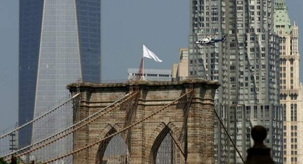 Неизвестные вывесили на Бруклинском мосту белые флаги