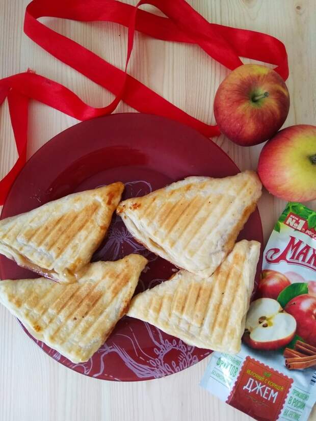 Фото к рецепту: Слоеные пирожки с яблоками и яблочным джемом с корицей  махеев , россия