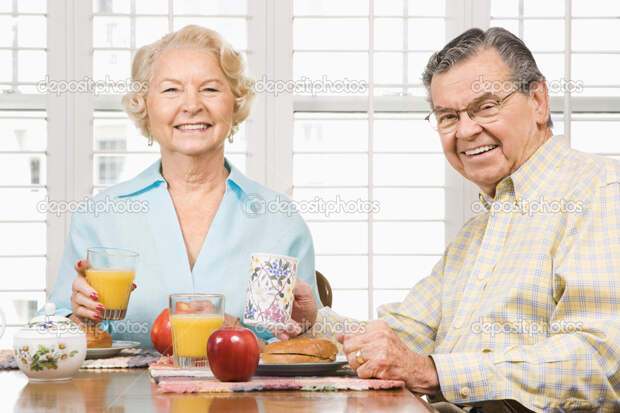 Mature Caucasian Couple Having Breakfast Together. Фотографи…
