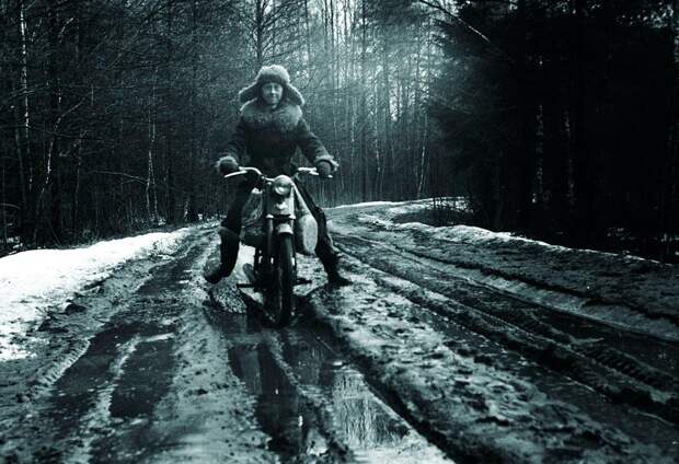 Симона Коссак на мотоцикле по дороге в Дзедзинку