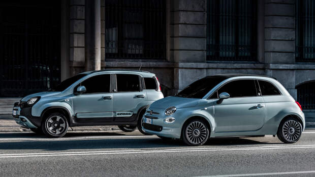 Fiat 500,Fiat panda. Внешне умеренные Фиаты отличаются шильдиками Hybrid на корме и образованным двумя каплями росы логотипом «Н», который размещён на центральных стойках. Внутри узнать гибрид можно по TFT-дисплею в приборке, схематически показывающему процесс рекуперации.